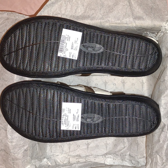 CLARKS ๐ฃManilla Parham Gold Metallic footwear - Picture 9 of 13